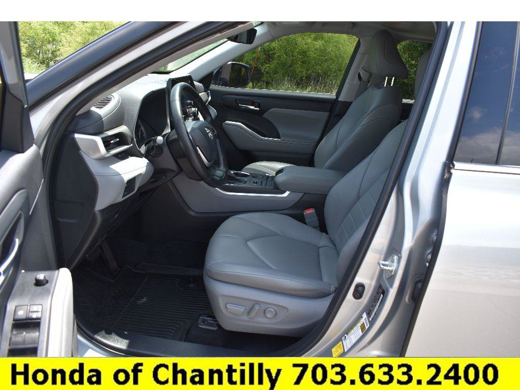 Used 2022 Toyota Highlander XLE AWD/4WD image 27