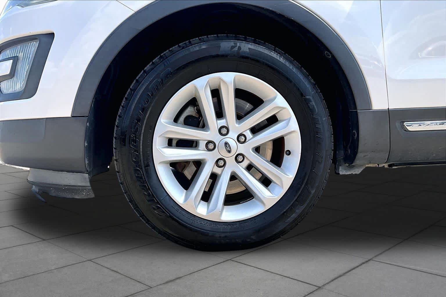Used 2017 Ford Explorer XLT w/ Equipment Group 202A FWD image 11