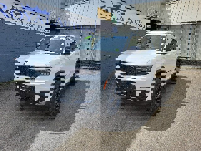Used 2023 Jeep Grand Cherokee L Laredo AWD/4WD image 2