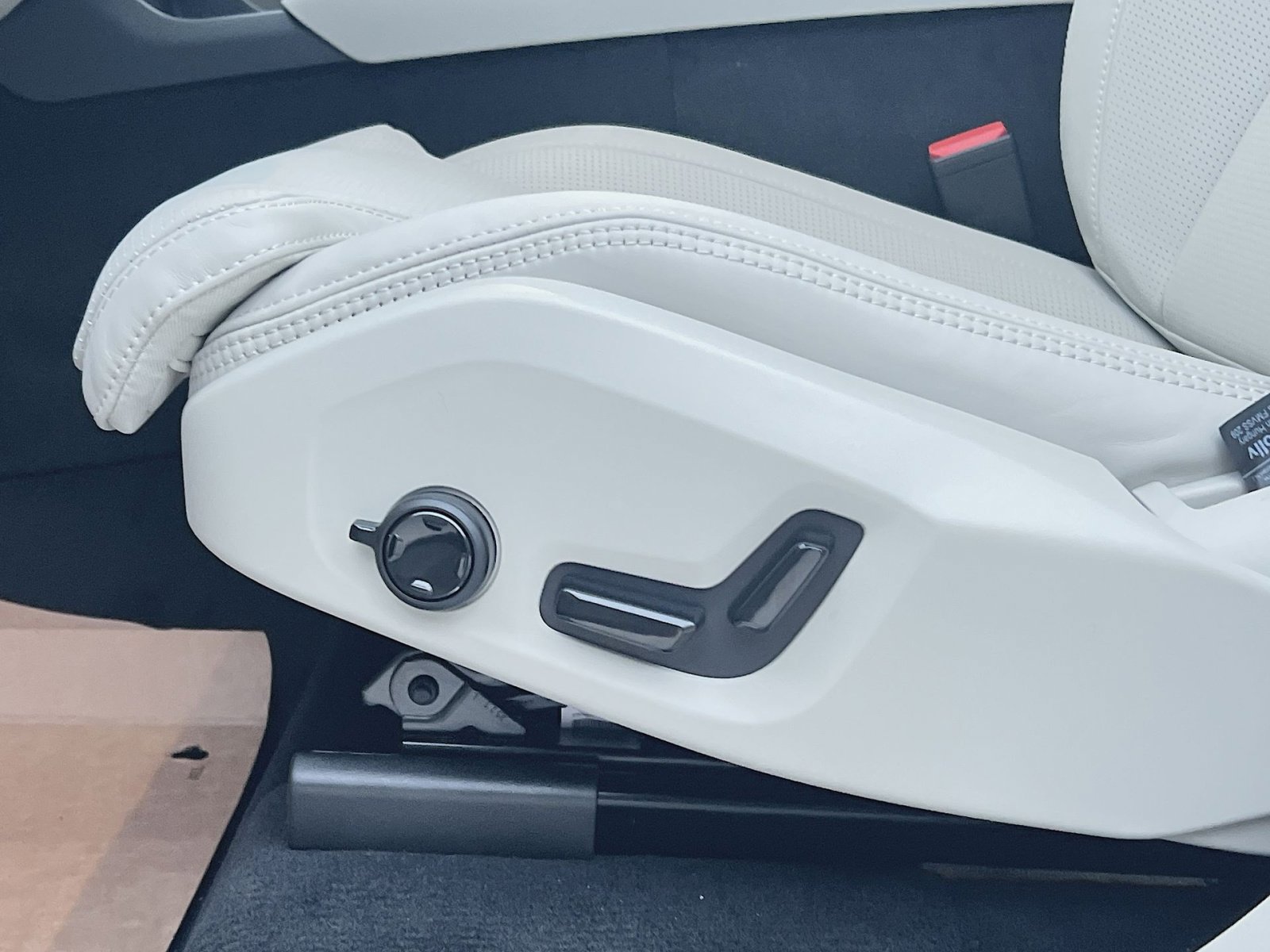 New 2026 Volvo XC90 T8 Ultra w/ Protection Package Premier image 14