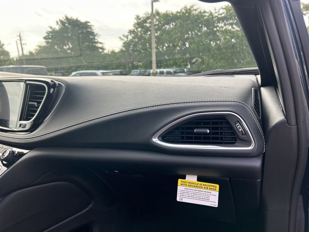 New 2025 Chrysler Pacifica Limited image 24