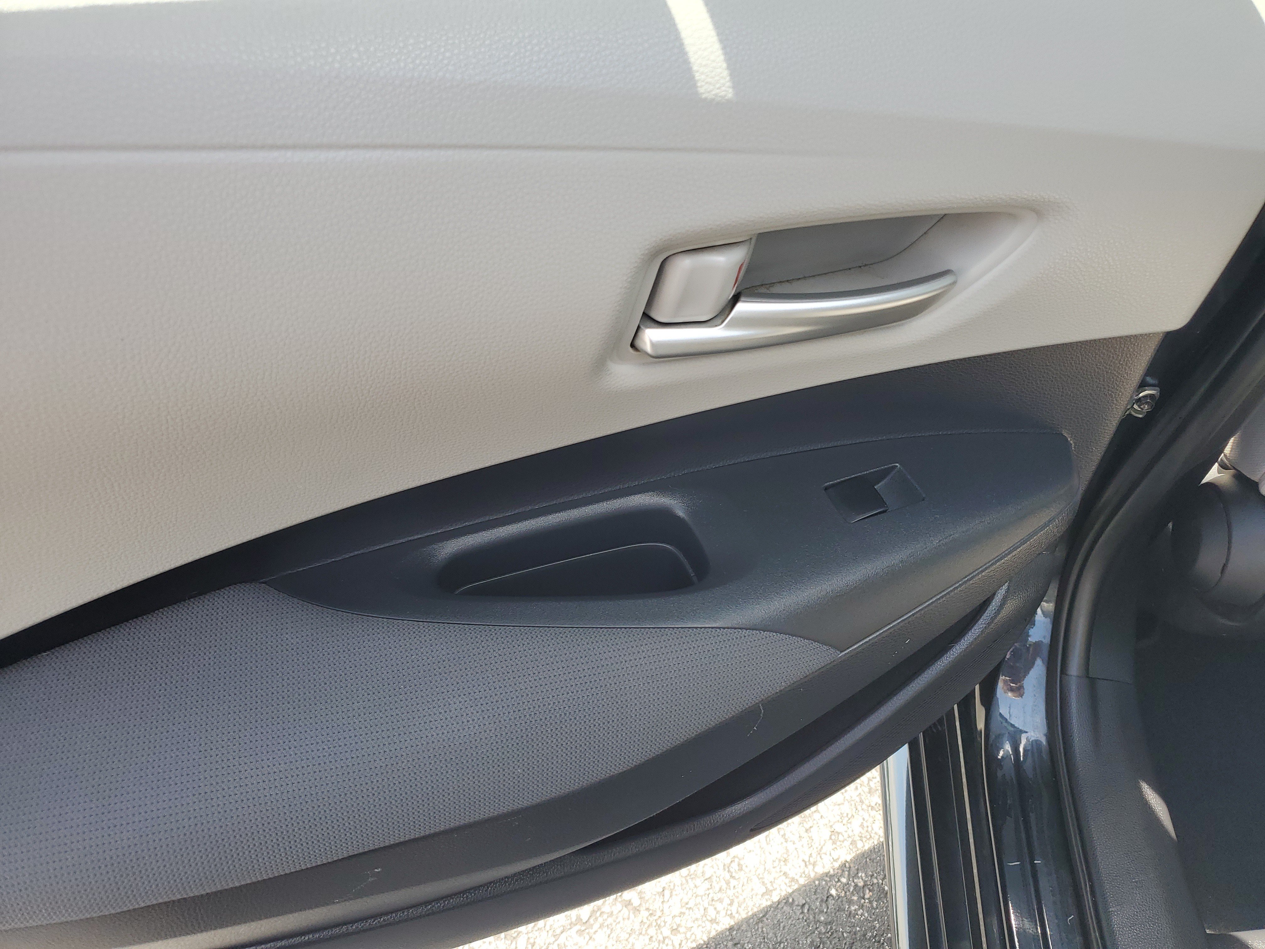 Used 2020 Toyota Corolla LE w/ Carpet Mat Package (TMS) FWD image 12