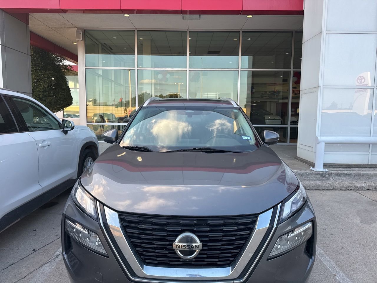 Used 2021 Nissan Rogue SV w/ Premium Package FWD image 2