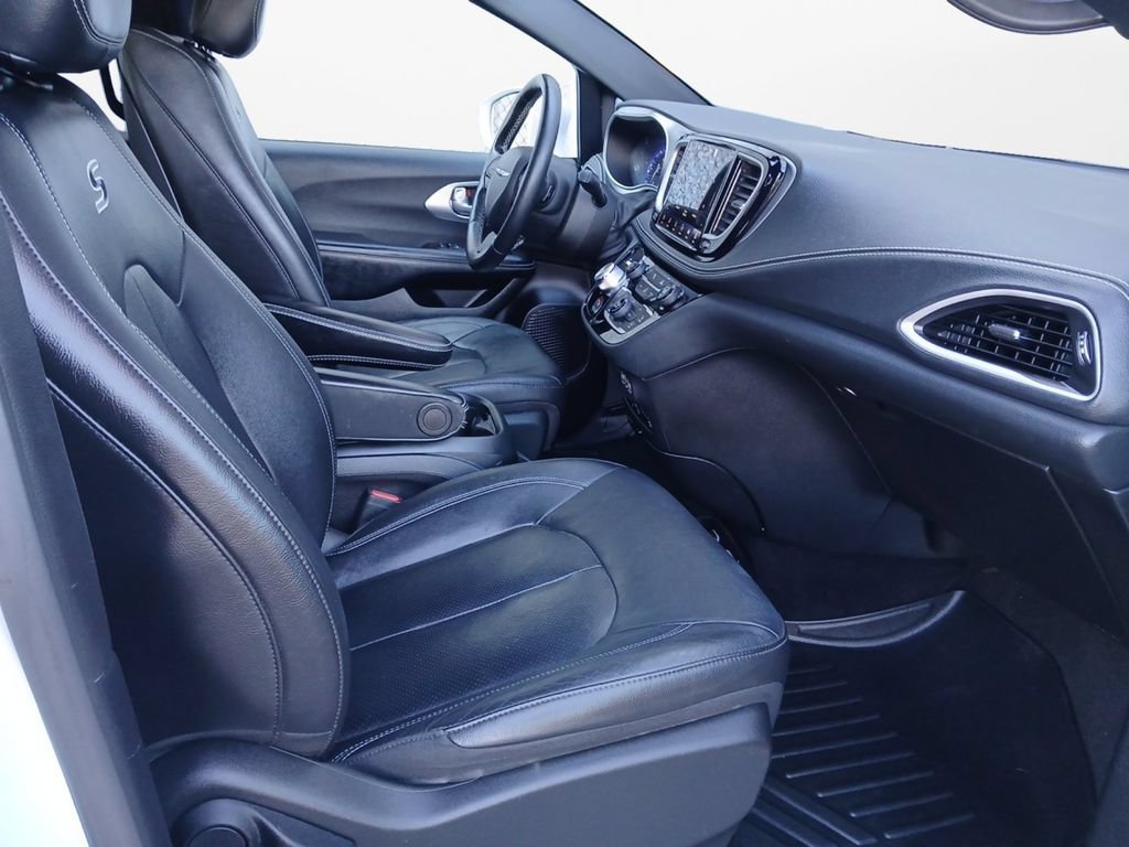 Used 2021 Chrysler Pacifica Touring-L w/ Uconnect Theater Family Group FWD image 25