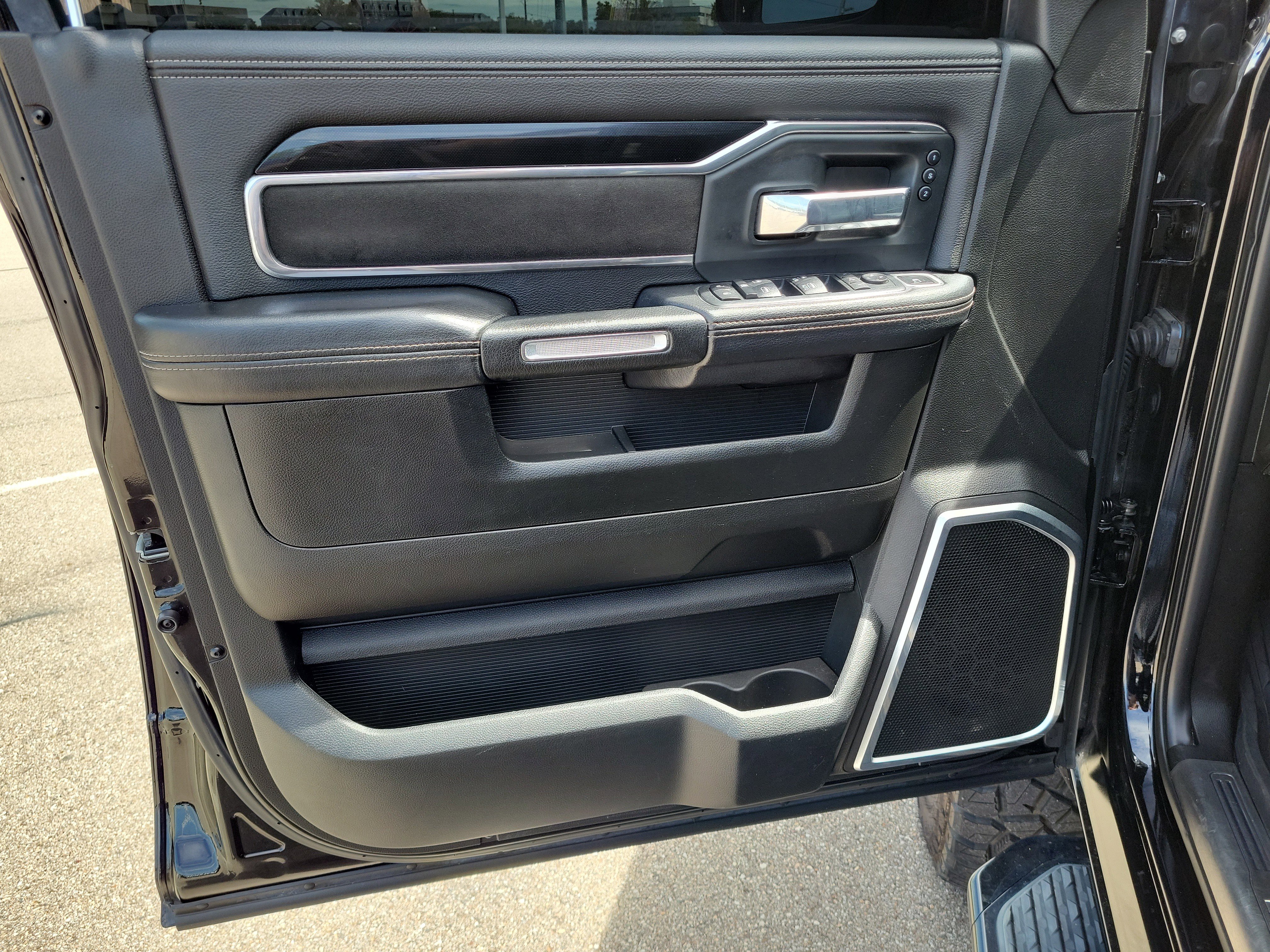 Used 2019 RAM 2500 Laramie w/ Black Appearance Package AWD/4WD image 18