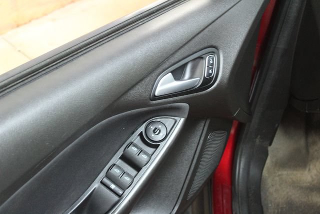 Used 2016 Ford Focus SE w/ Equipment Group 201A FWD image 11