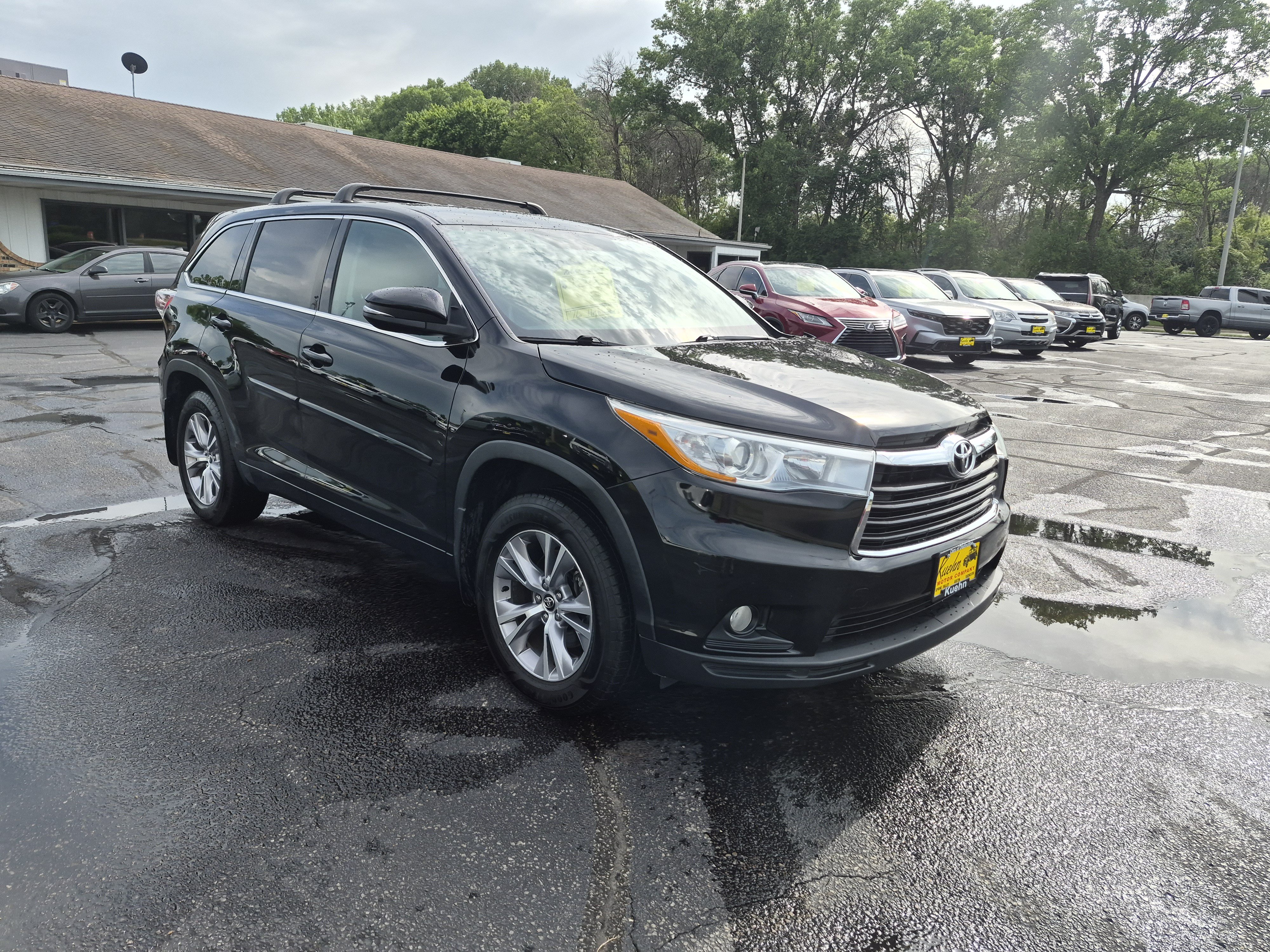 Used 2016 Toyota Highlander Plus AWD/4WD image 2