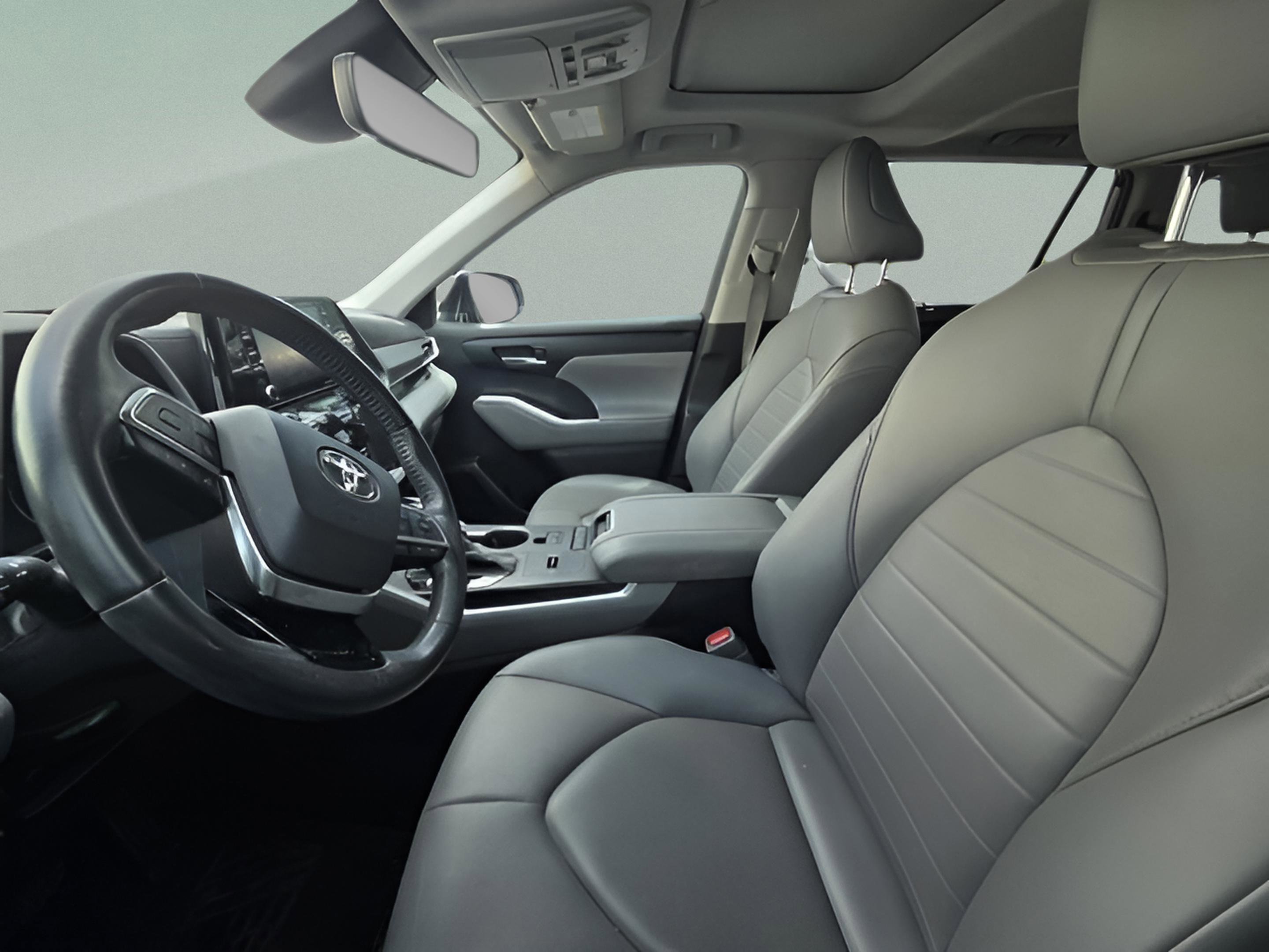 Used 2020 Toyota Highlander XLE image 28