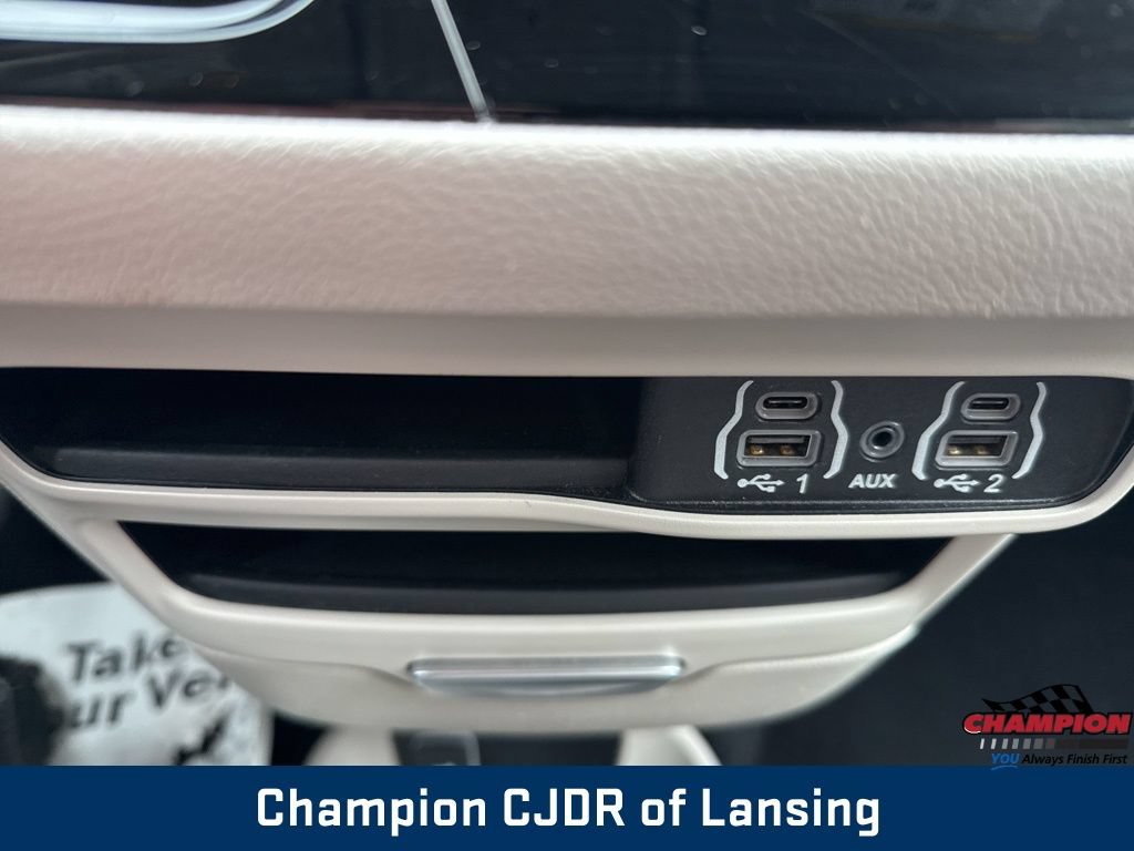 Used 2024 Chrysler Pacifica Touring-L FWD image 28
