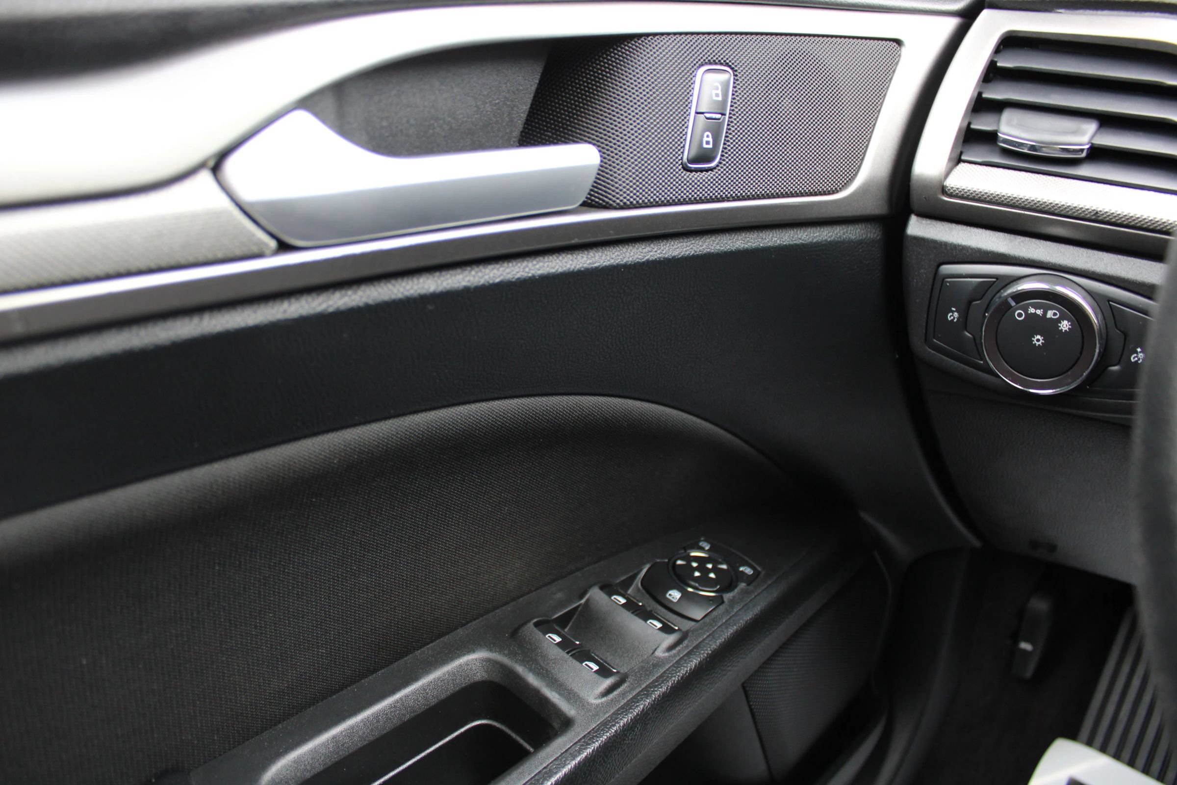 Used 2017 Ford Fusion SE w/ Fusion SE Technology Package FWD image 32