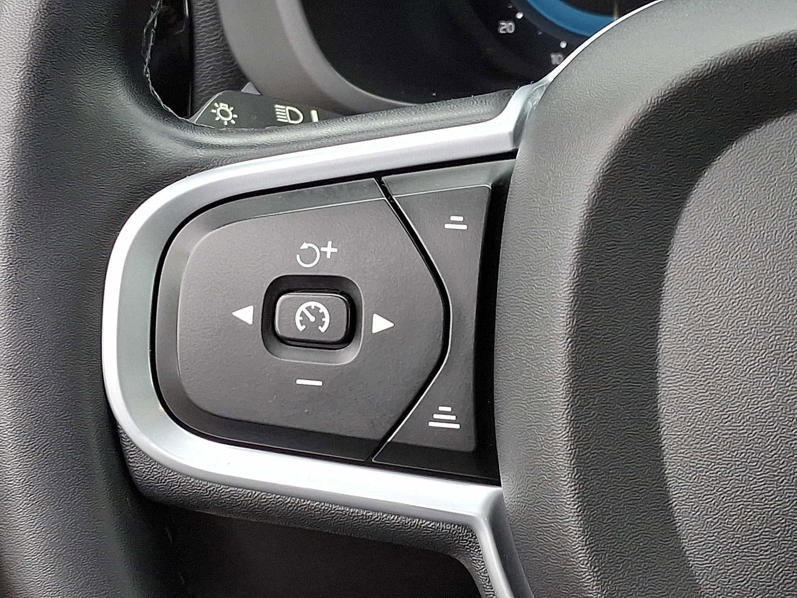 Used 2022 Volvo XC60 B5 Momentum image 24