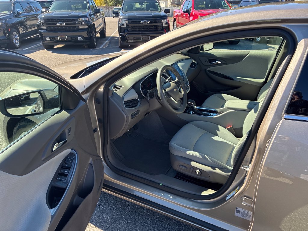 Used 2025 Chevrolet Malibu LT FWD image 11