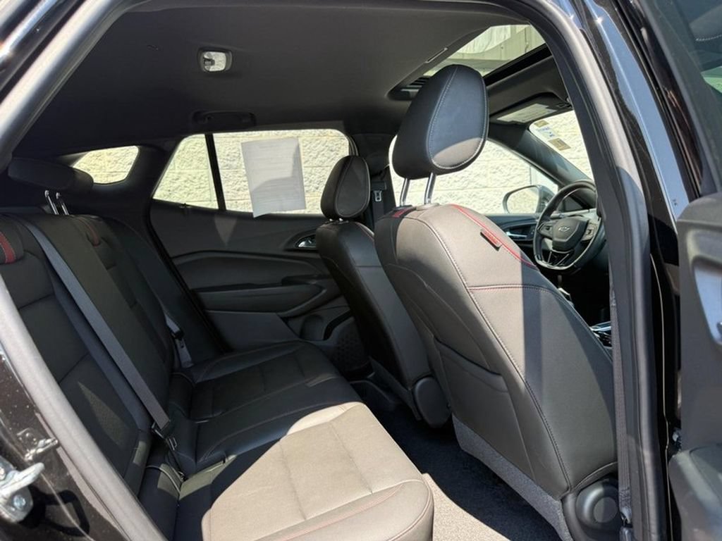 Used 2025 Chevrolet Trax RS w/ Sunroof Package FWD image 16