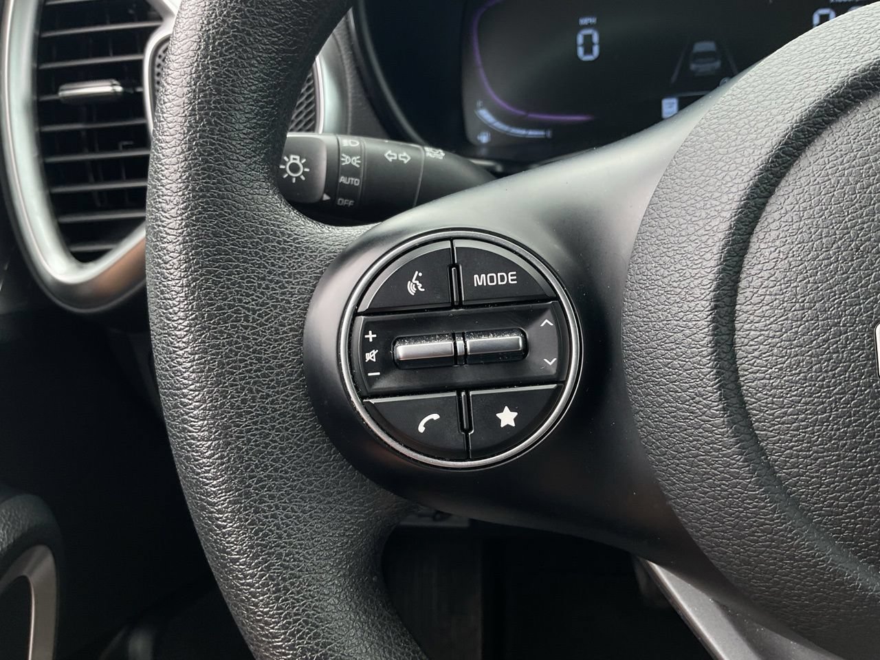 Used 2025 Kia Soul LX w/ LX Technology Package FWD image 26