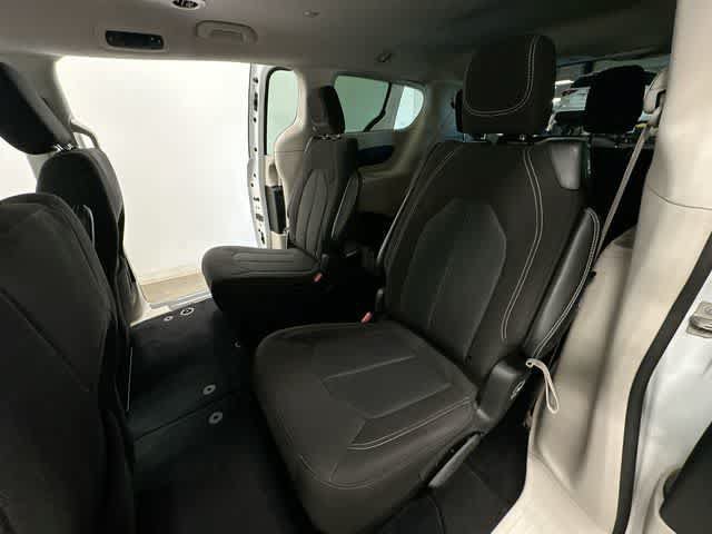 Used 2022 Chrysler Voyager LX FWD image 19