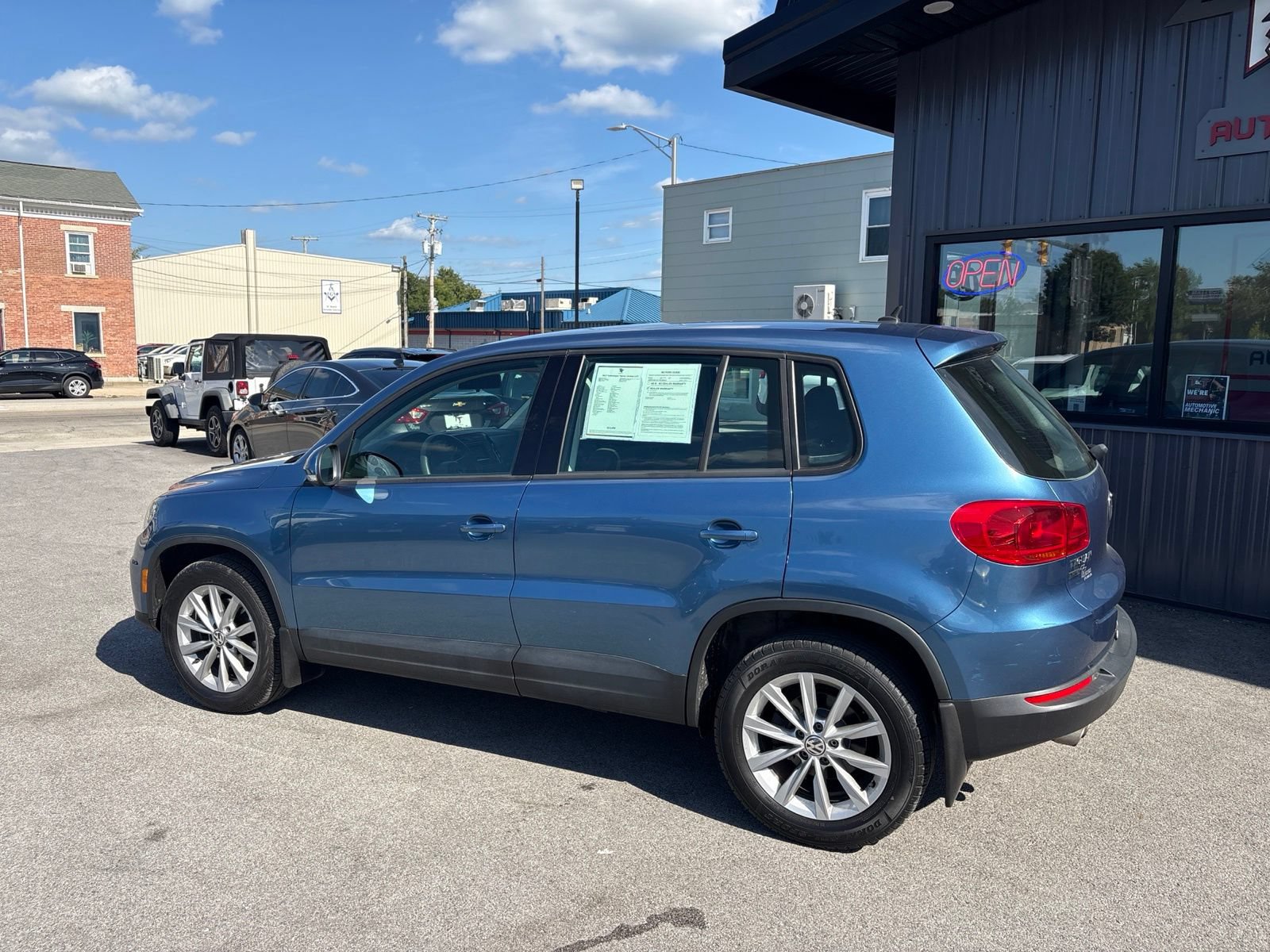 Used 2017 Volkswagen Tiguan Limited w/ Alloy Wheels Package FWD image 2