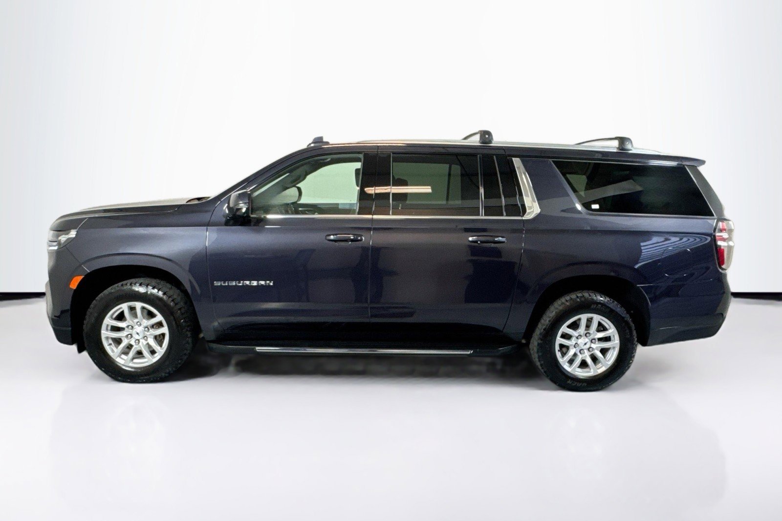 Used 2022 Chevrolet Suburban LT w/ Luxury Package image 8