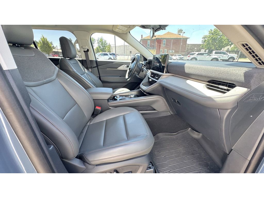 Used 2025 Ford Explorer Active w/ Active Comfort Package image 8