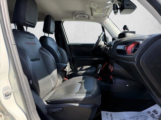 Used 2016 Jeep Renegade Trailhawk w/ Premium Trailhawk Package image 18