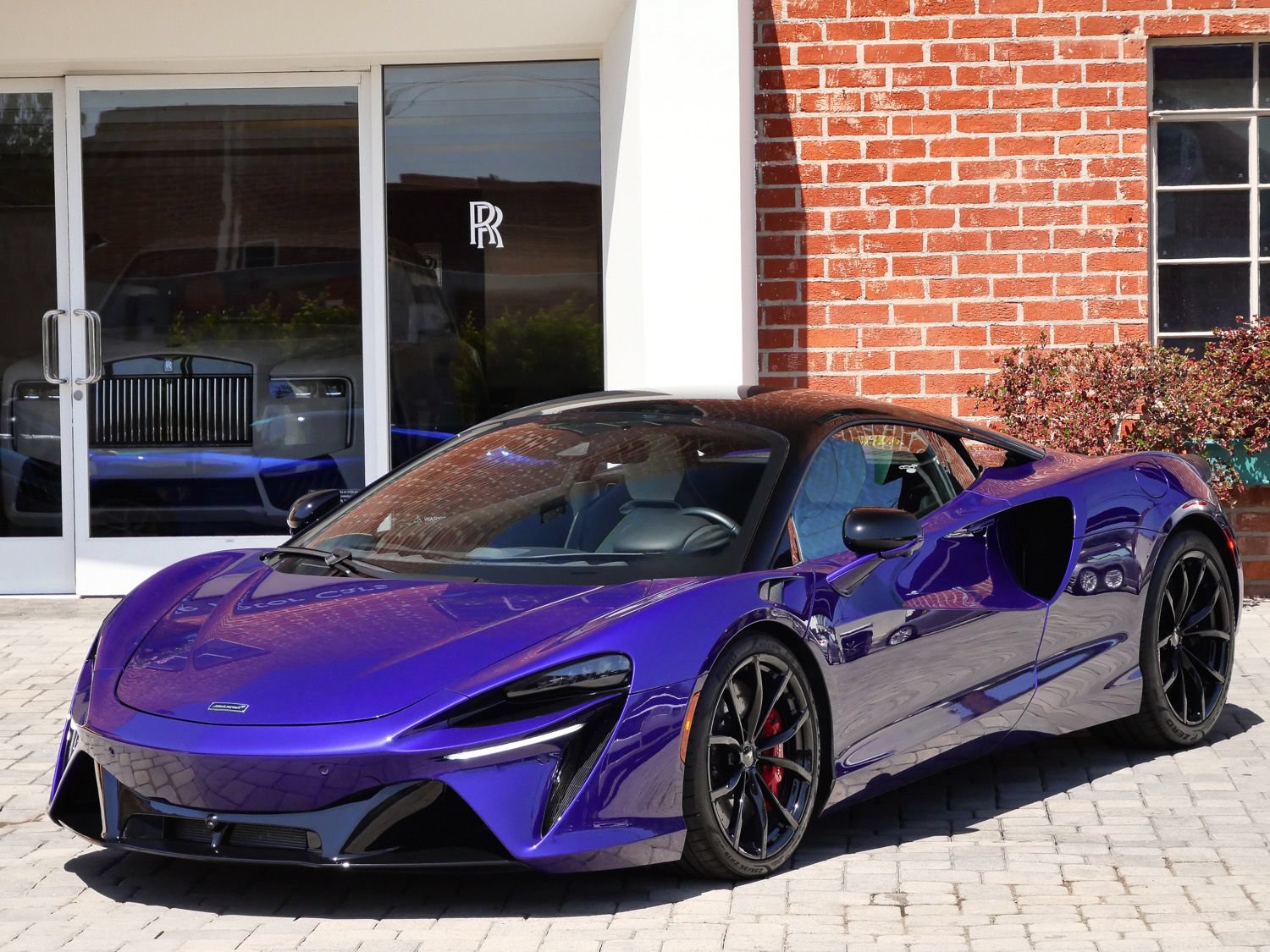 Used 2023 McLaren Artura RWD image 19