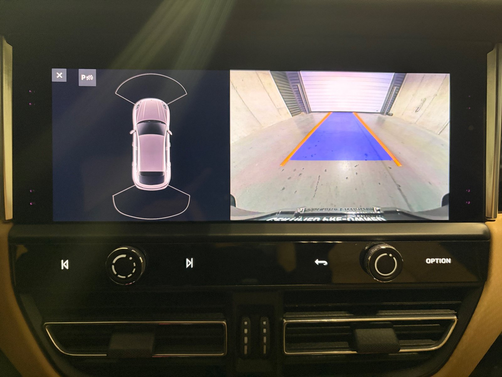 Certified 2023 Porsche Macan Turbo AWD/4WD image 36