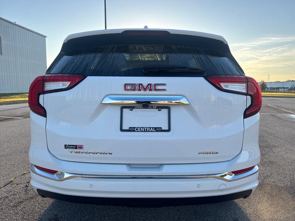 Used 2024 GMC Terrain Denali w/ Denali Premium Package AWD/4WD image 5