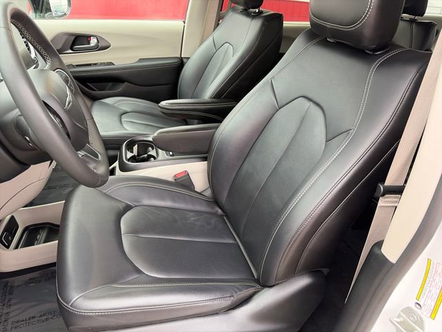Used 2024 Chrysler Pacifica Touring-L FWD image 35