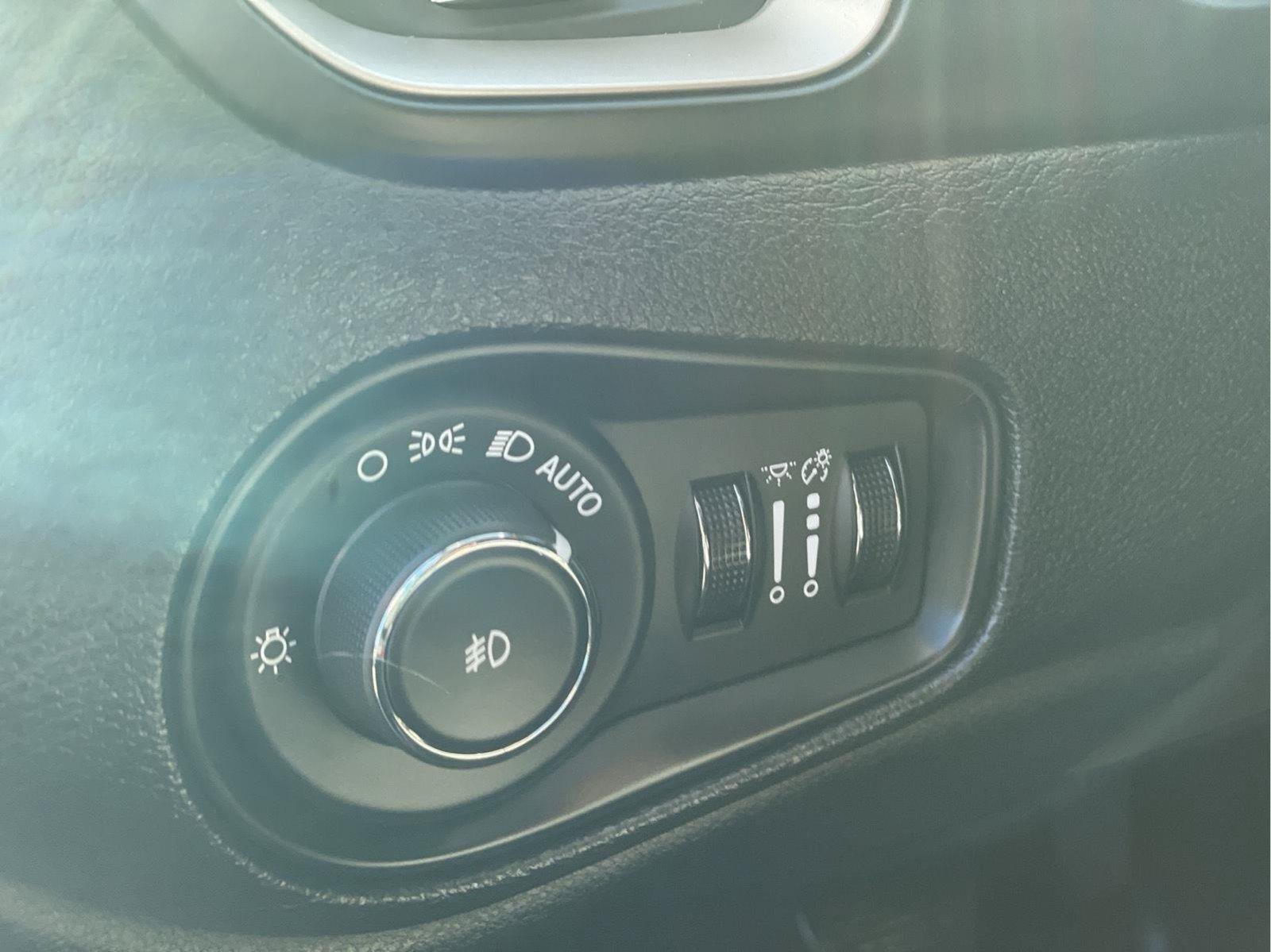 Used 2015 Jeep Renegade Limited AWD/4WD image 26