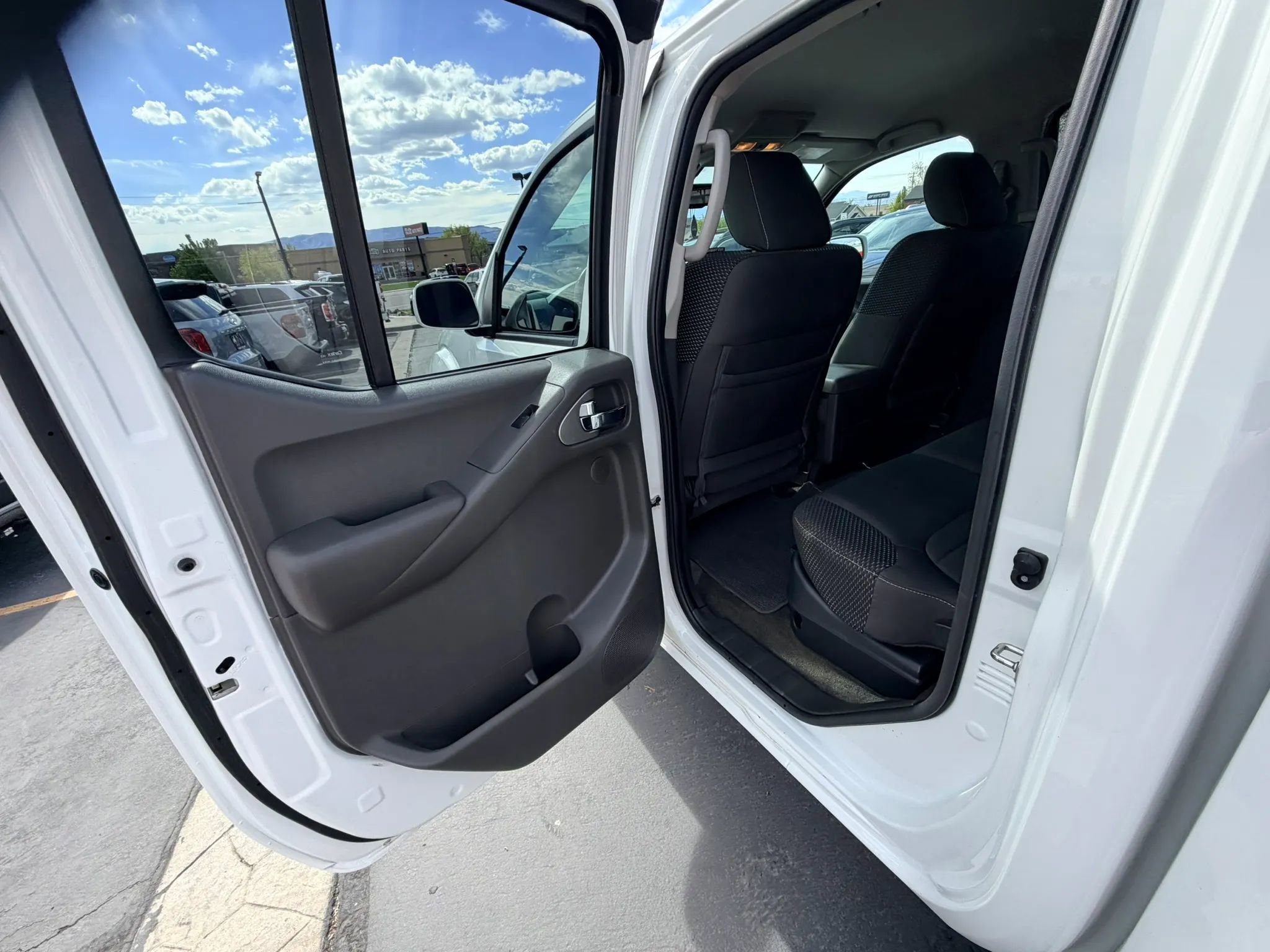 Used 2018 Nissan Frontier PRO-4X image 14