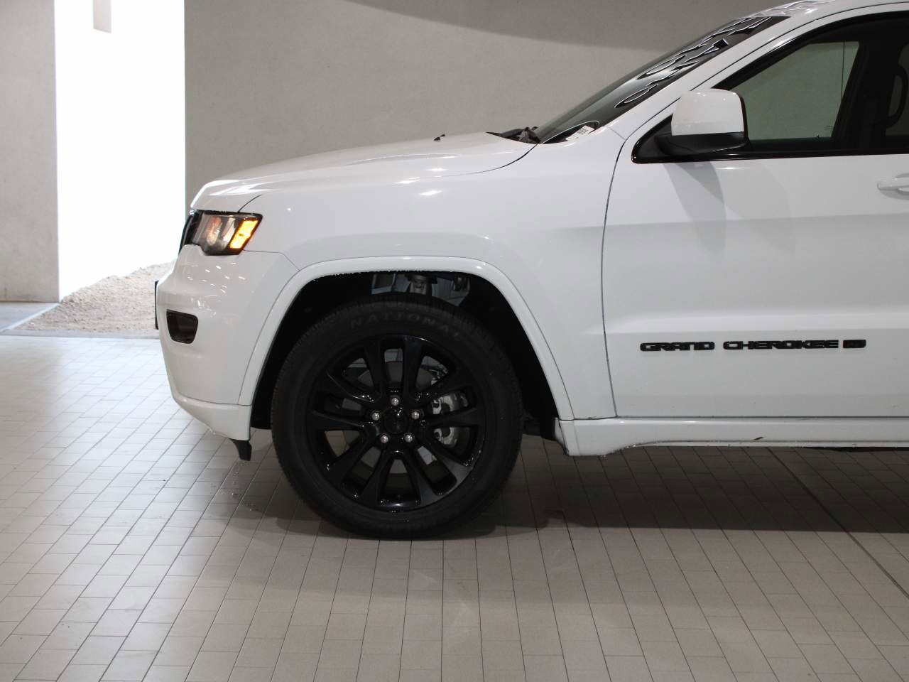 Used 2022 Jeep Grand Cherokee Laredo X AWD/4WD image 4