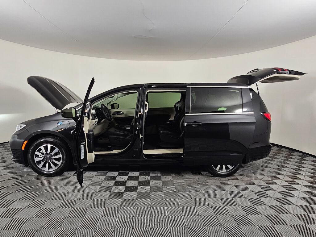 Used 2022 Chrysler Pacifica Touring-L image 16