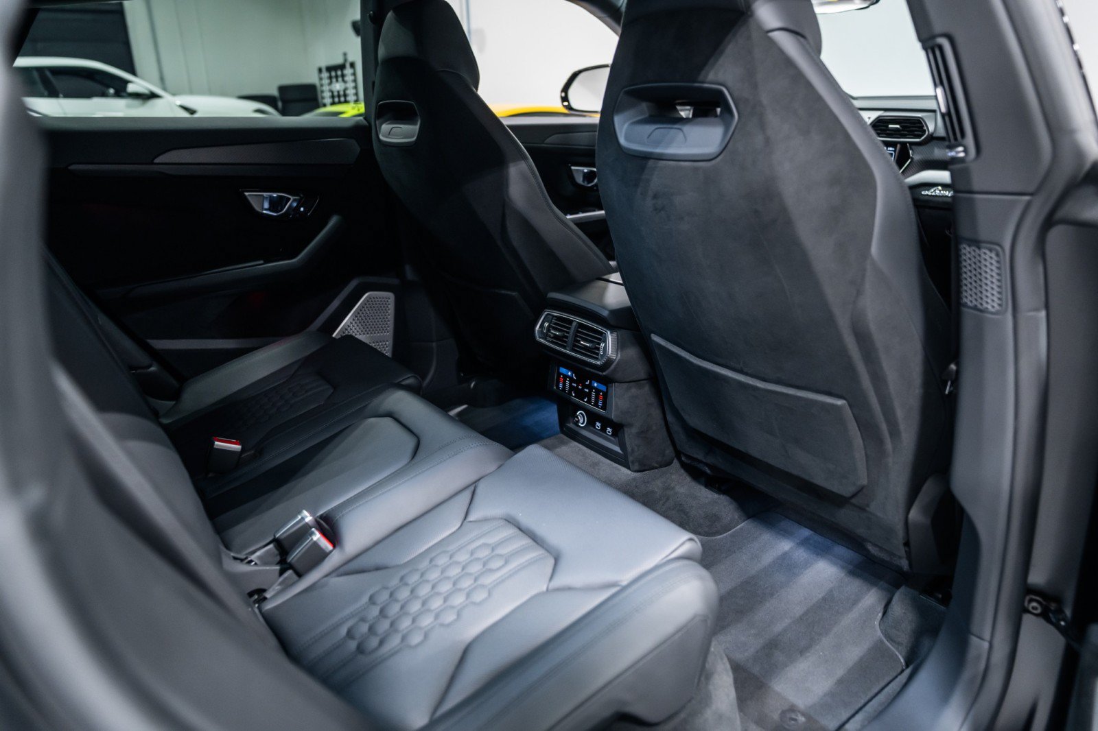 Used 2024 Lamborghini Urus Performante AWD/4WD image 22