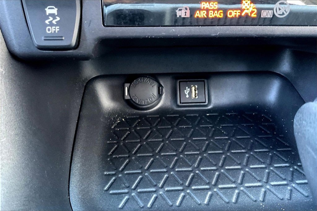 Used 2025 Toyota RAV4 XLE image 30