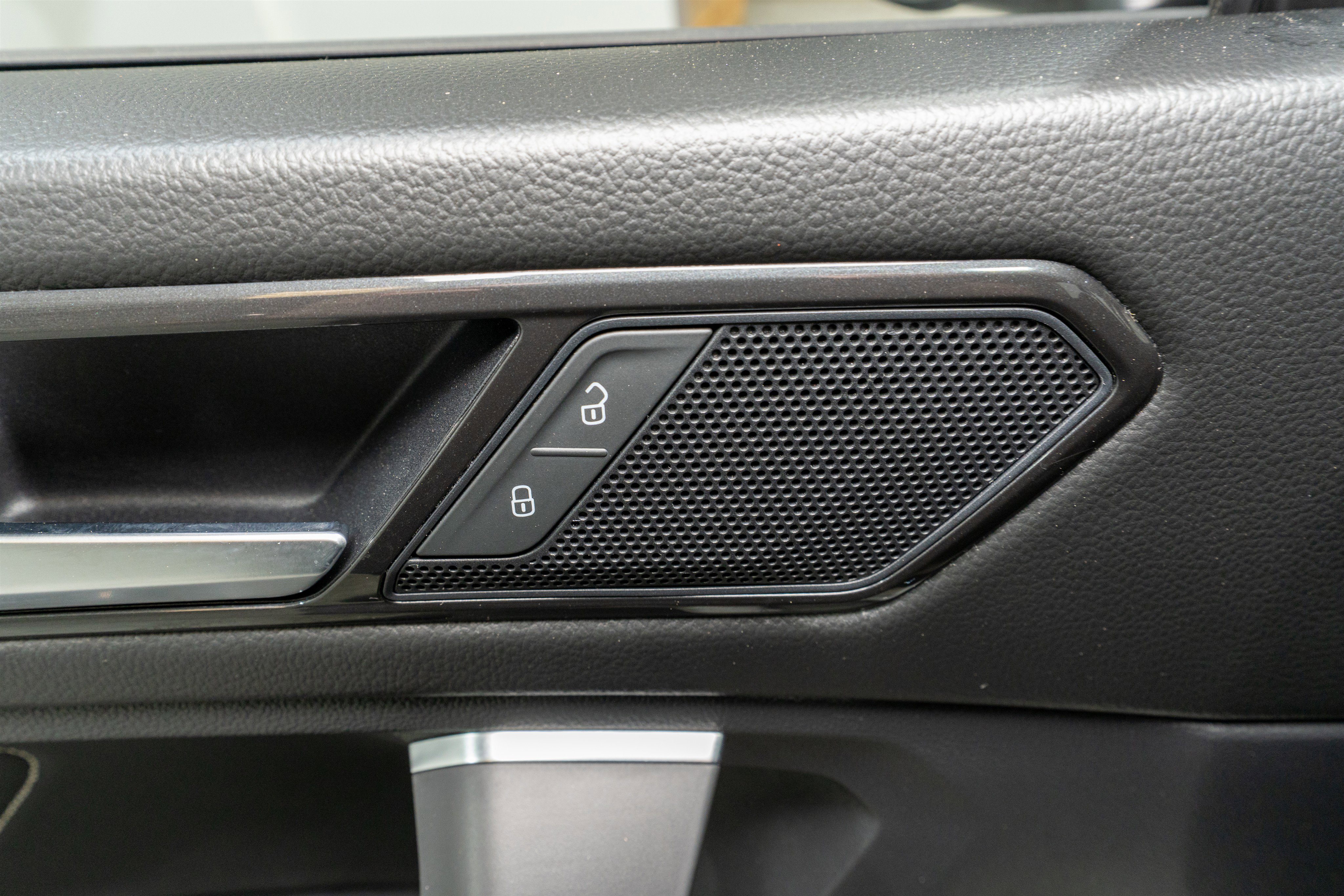 Used 2023 Volkswagen Tiguan SE R-Line image 13