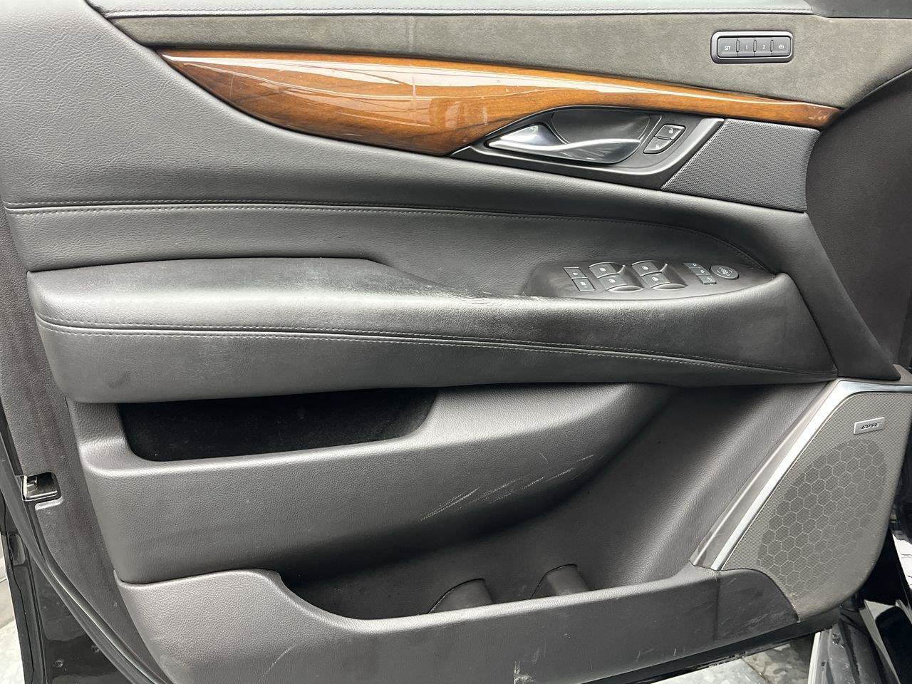 Used 2019 Cadillac Escalade Luxury AWD/4WD image 8