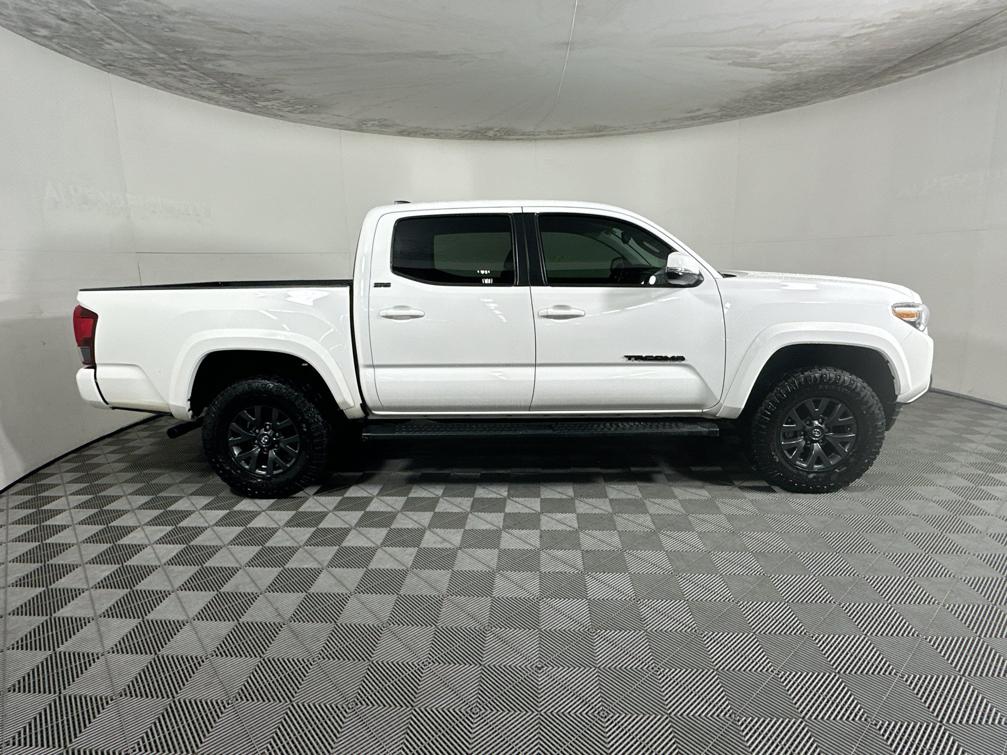 Used 2023 Toyota Tacoma SR5 w/ Technology Package AWD/4WD image 2
