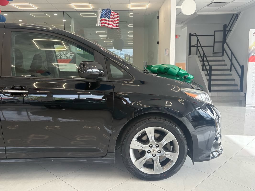 Used 2015 Toyota Sienna SE w/ SE Preferred Package FWD image 9