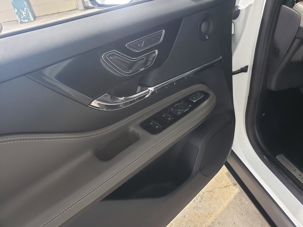 Used 2025 Lincoln Corsair Reserve w/ Equipment Group 202A image 11