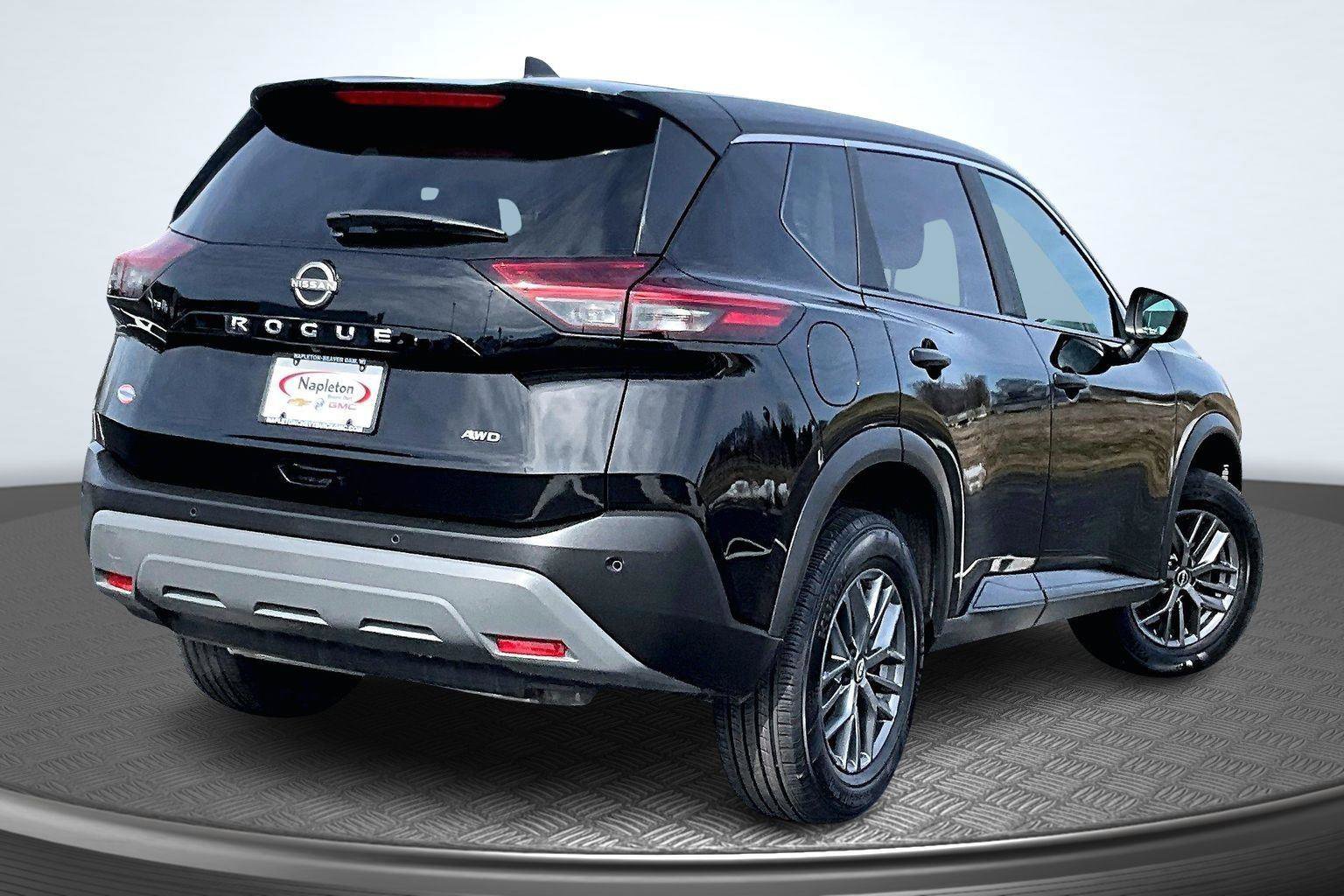 Used 2023 Nissan Rogue S image 2