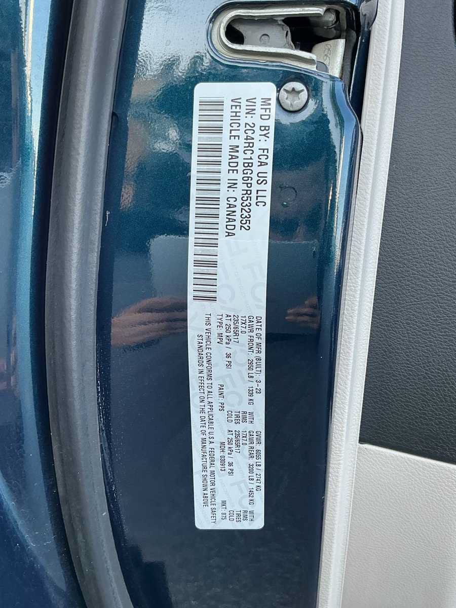Used 2023 Chrysler Pacifica Touring-L FWD image 31
