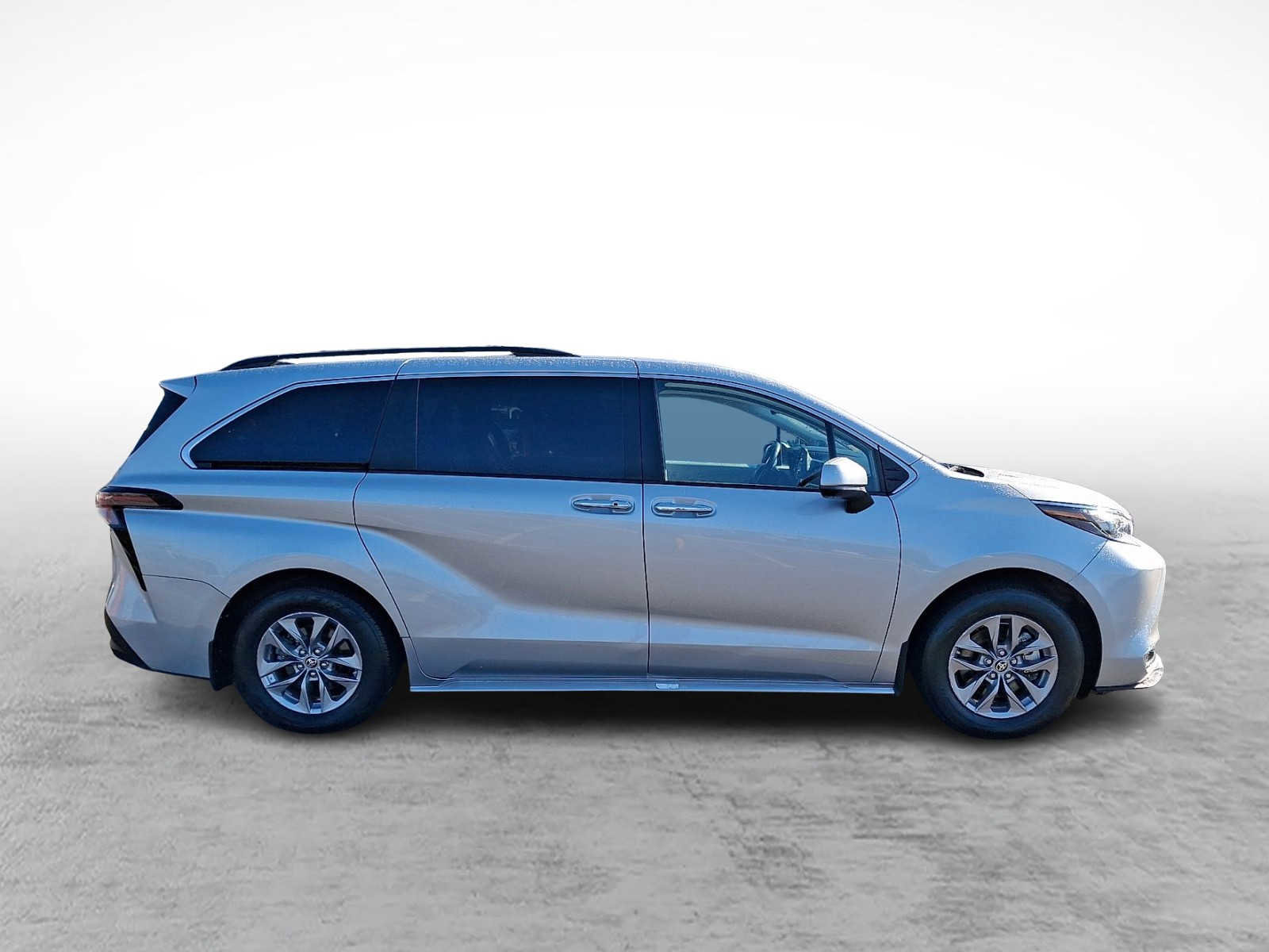 Used 2024 Toyota Sienna XLE w/ XLE Plus Package AWD/4WD image 3