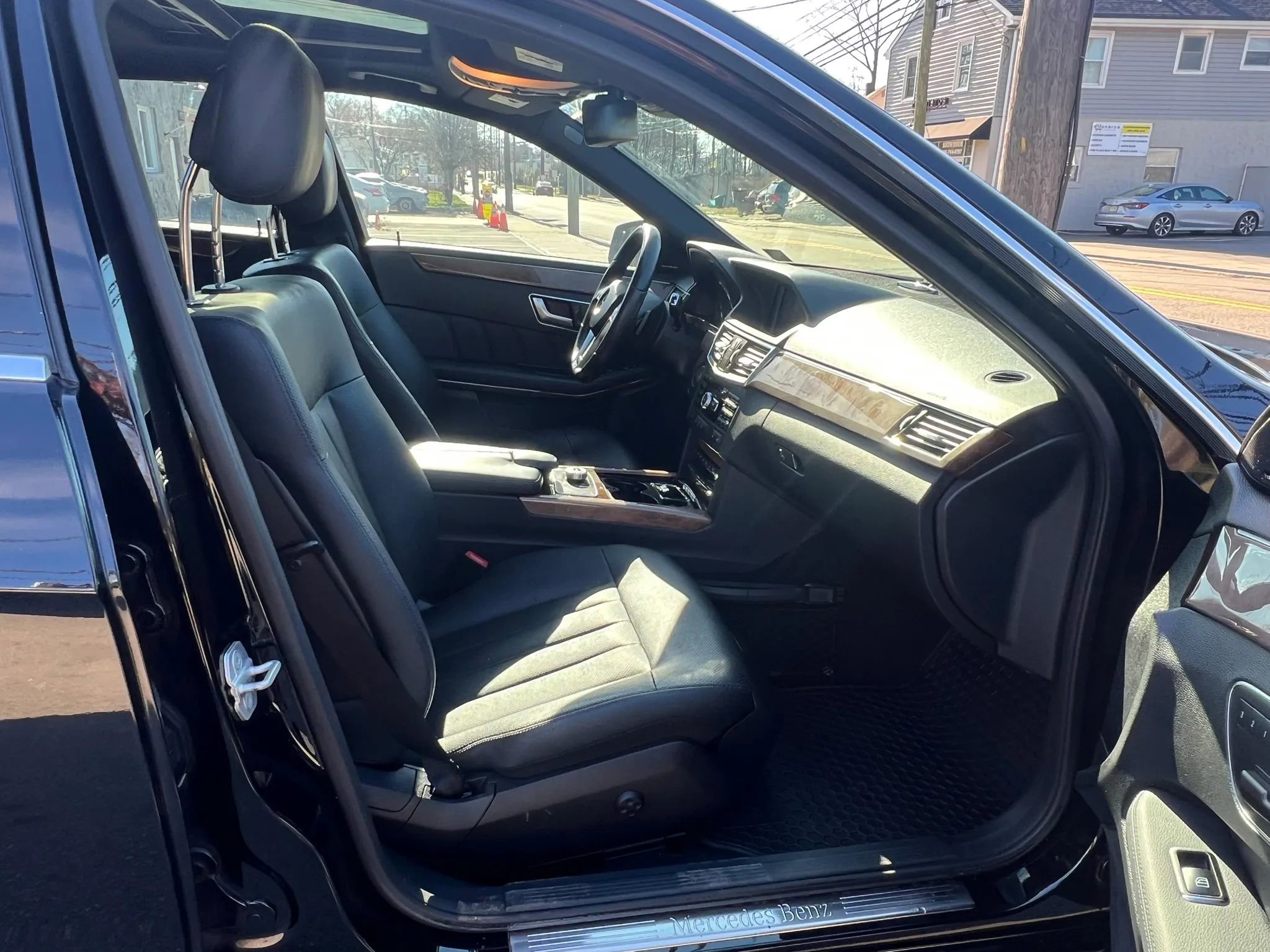 Used 2013 Mercedes-Benz E 550 4MATIC Sedan image 24