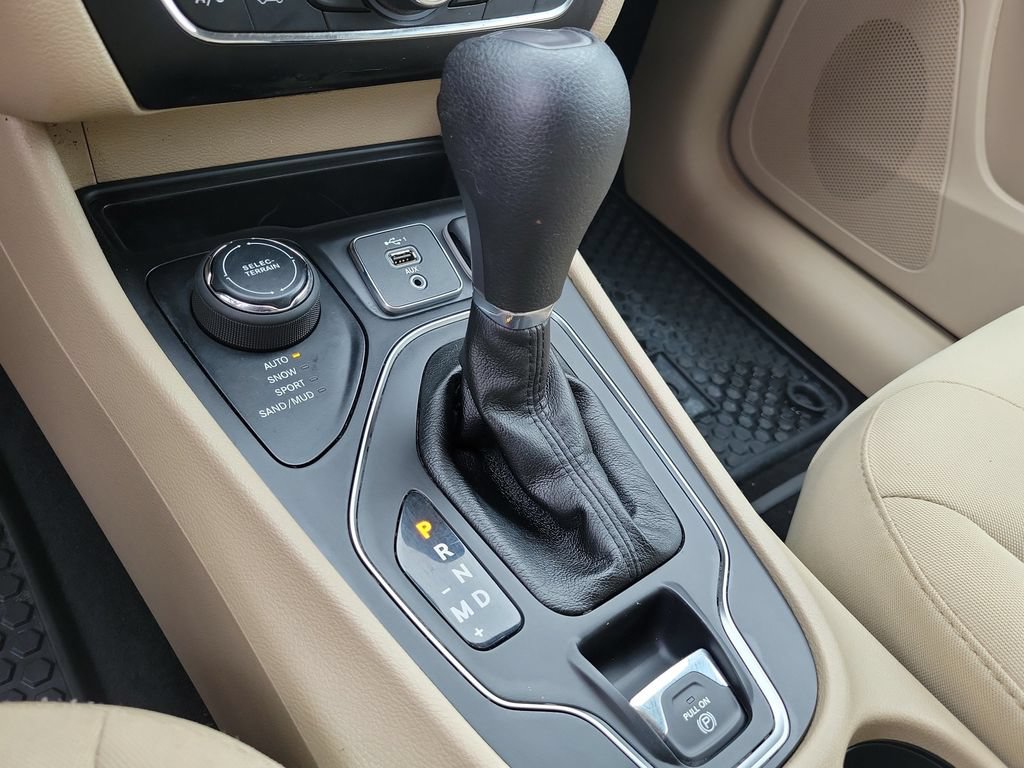 Used 2020 Jeep Cherokee Latitude w/ Cold Weather Group AWD/4WD image 34