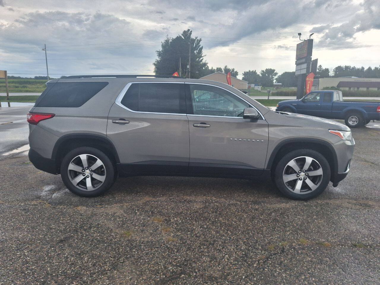 Used 2019 Chevrolet Traverse LT w/ LT Premium Package AWD/4WD image 3