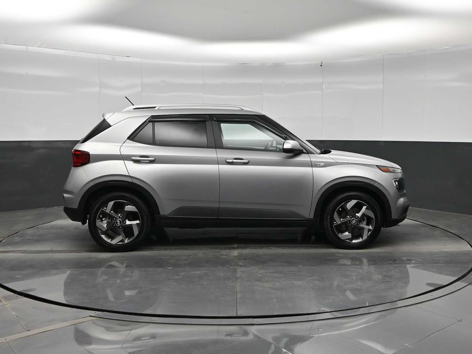Used 2024 Hyundai Venue SEL FWD image 9