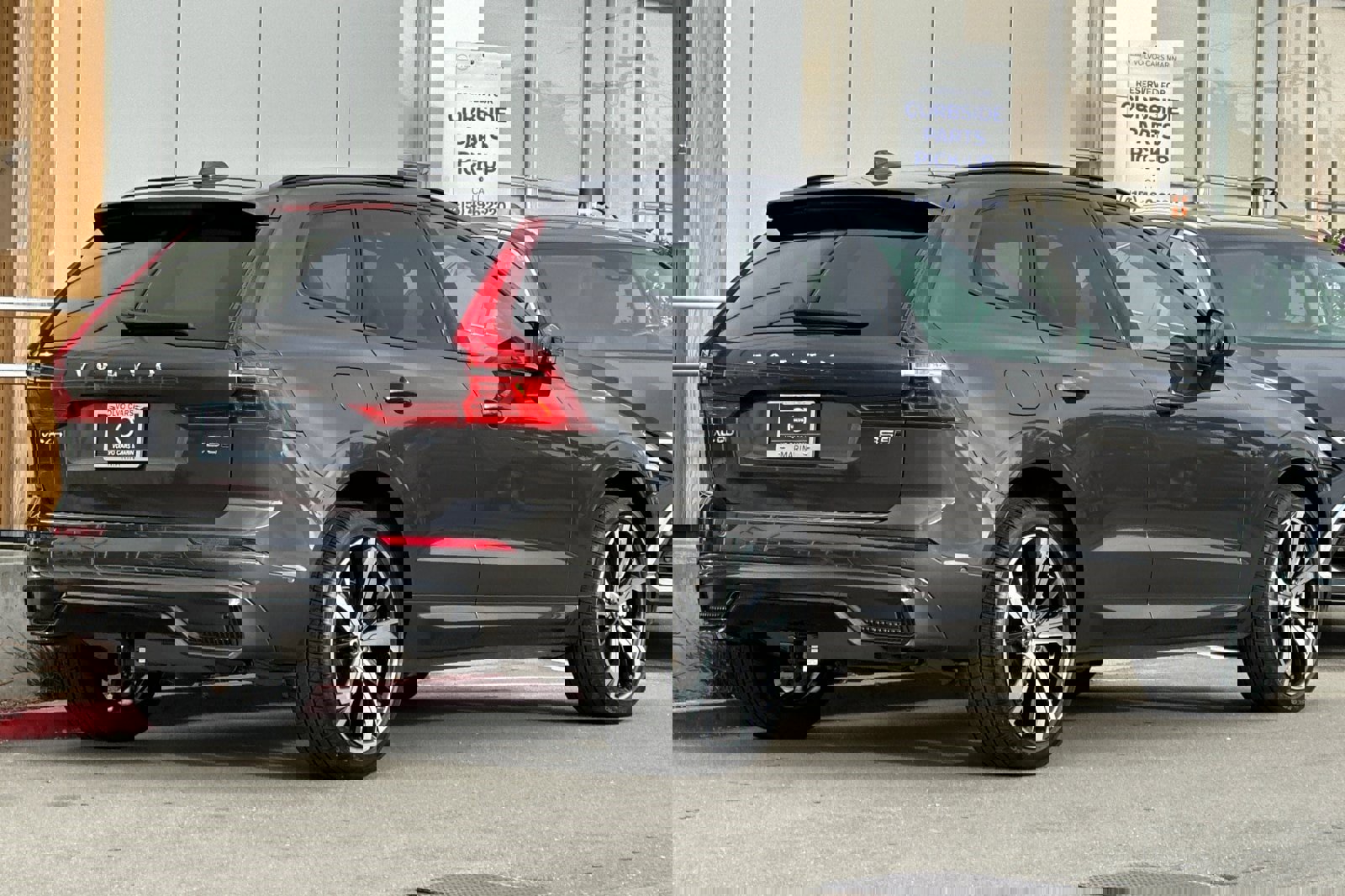 Certified 2024 Volvo XC60 B5 Ultimate w/ Protection Package Premier image 2