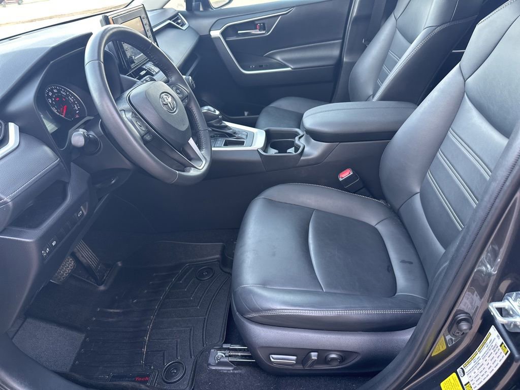 Used 2021 Toyota RAV4 XLE Premium image 14
