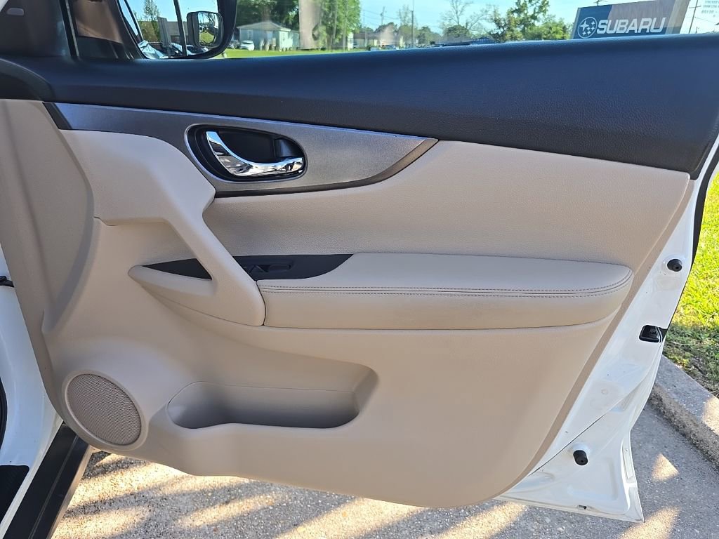 Used 2016 Nissan Rogue SV w/ SV Premium Package image 32