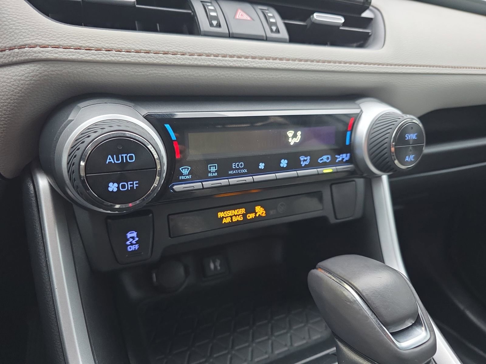 Used 2019 Toyota RAV4 XLE Premium image 24