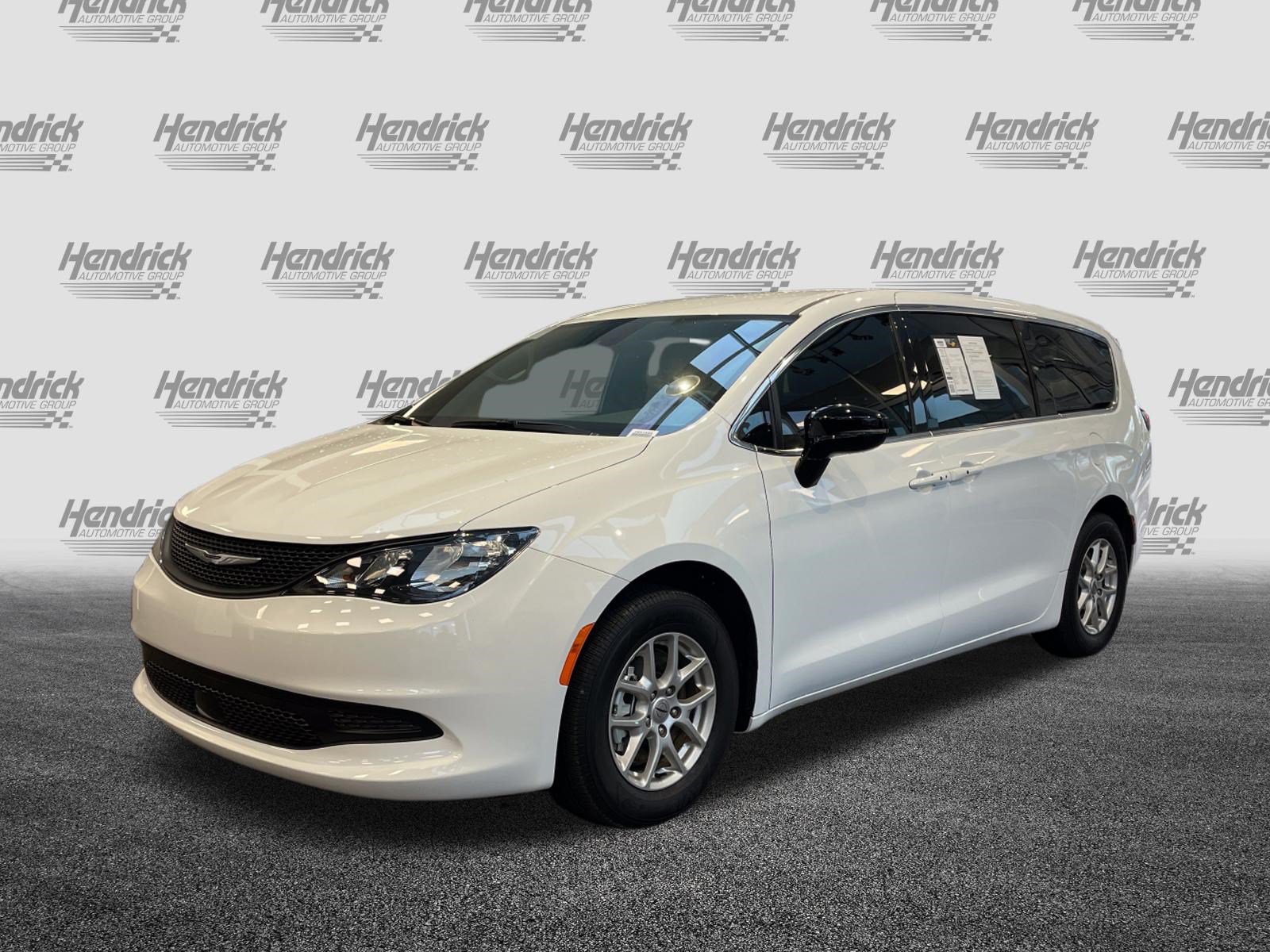 Used 2025 Chrysler Voyager LX FWD image 6